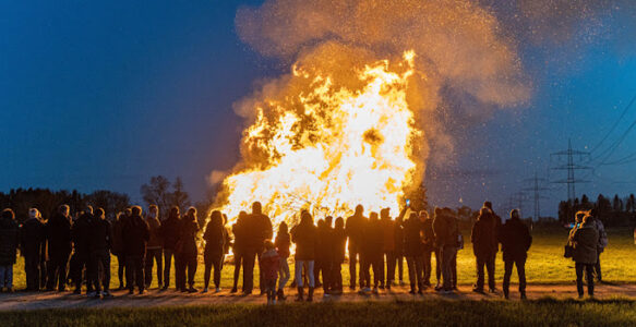 Erlebe das traditionelle Jaudusfeuer in Mering